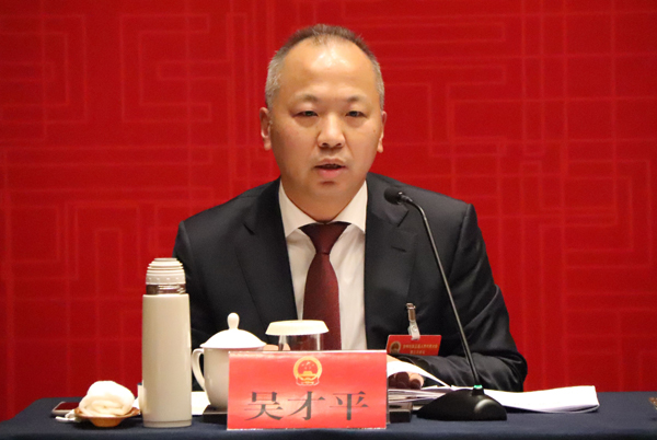 台州市委书记陈奕君在参加玉环代表团审议时强调:要"跳起来摘桃子"