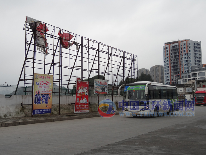 在坎门,玉城,大麦屿街道等地,有十几座广告牌,在历经风雨之后,已失去