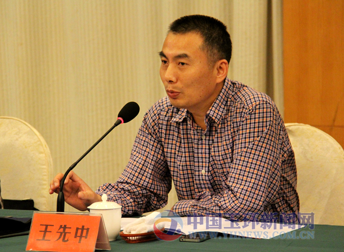 听取汇报,省示范文明城市创建考评组组长王先中表示